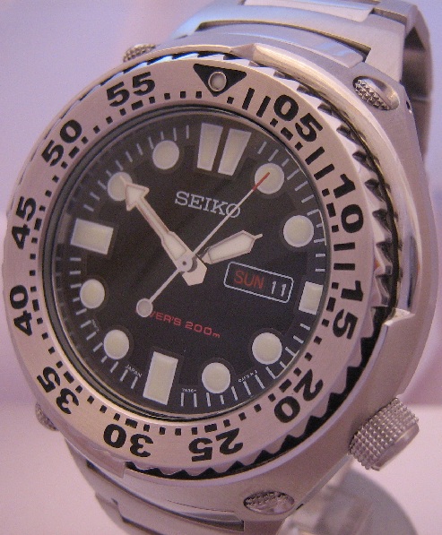 Seiko Diver Sawtooth, Black Dial, Steel Bracelet