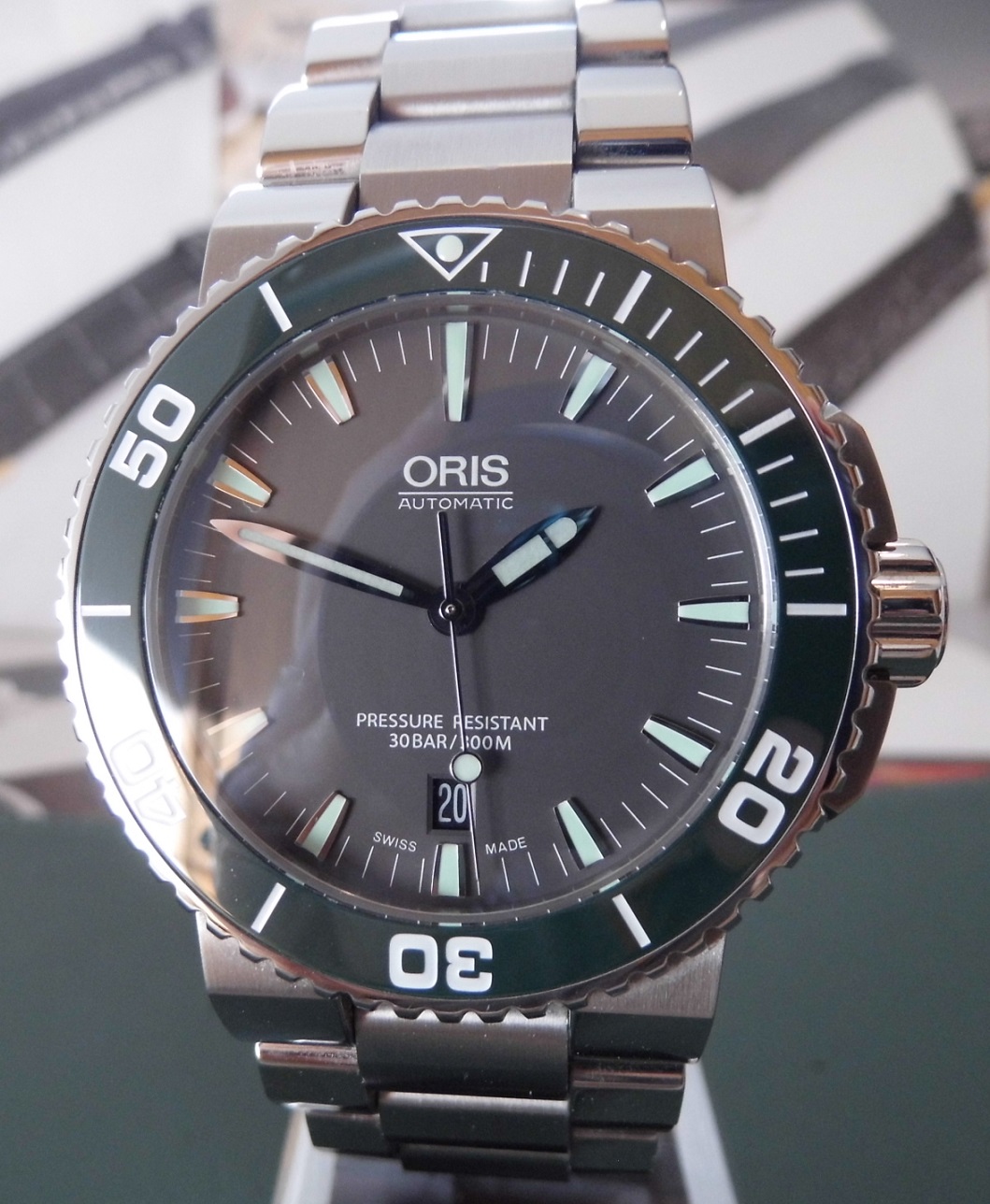 Oris Aquis Date, Green Dial, Bracelet
